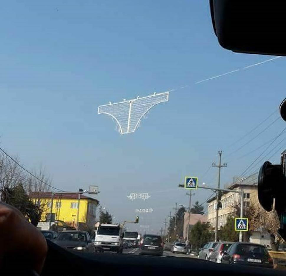 Decoraţiuni de Crăciun în formă de chiloţi, într-un oraş din România