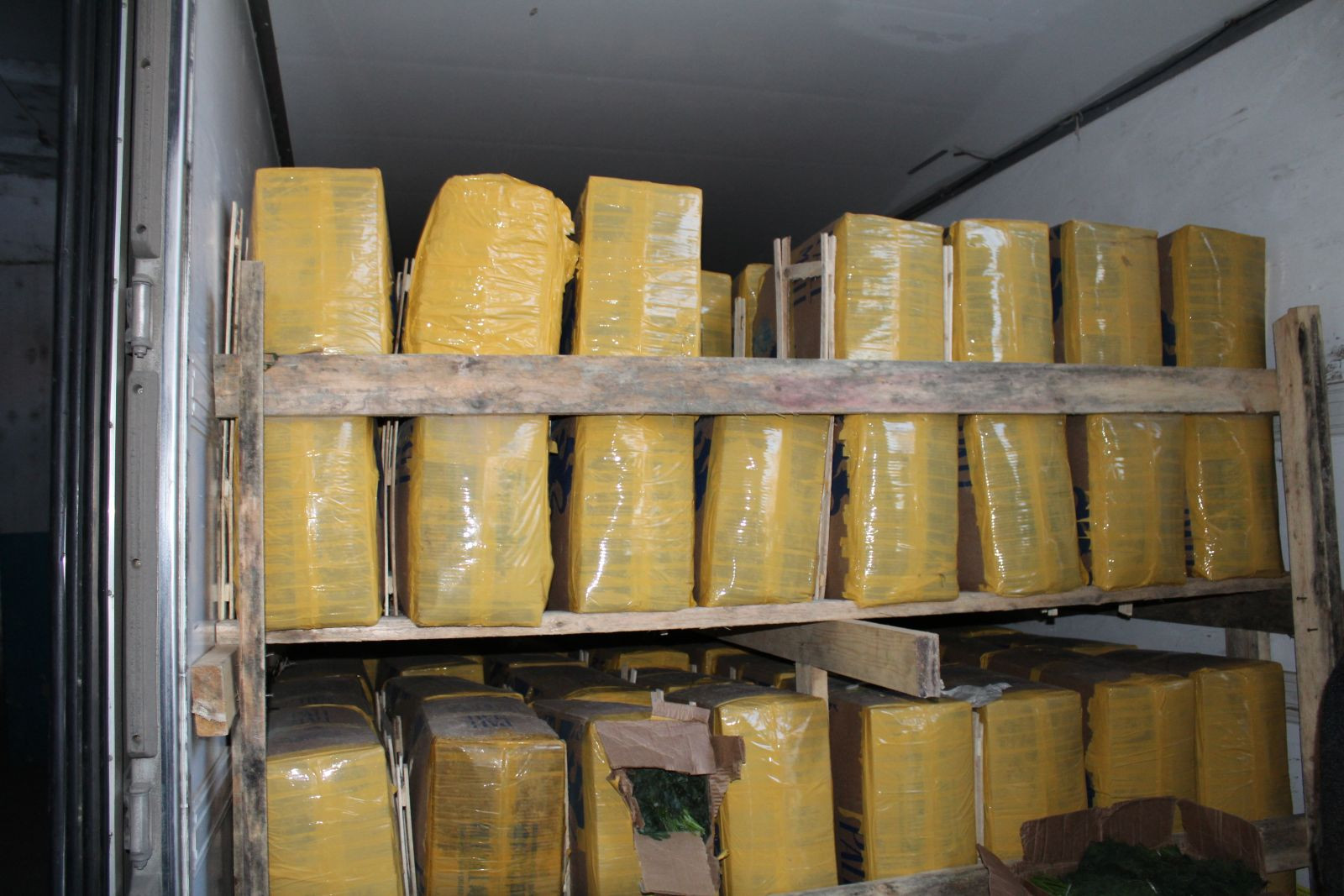 18 tone de verdeţuri ilegale, găsite de vameşi ascunse în cutii de ţigări