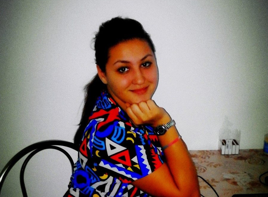 ”Dacă vrei bani, du-te la produs”. Tânără umilită de patroana unui restaurant la care muncise