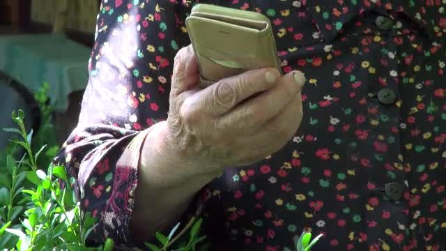 Bătrână din Deva, salvată de hoţi de o funcţionară de la bancă. Ce i-a spus