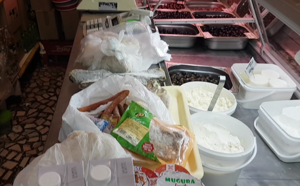 Carne expirată de 3 ani descoperită la un magazin din Capitală. Marfa, depozitată în spații insalubre
