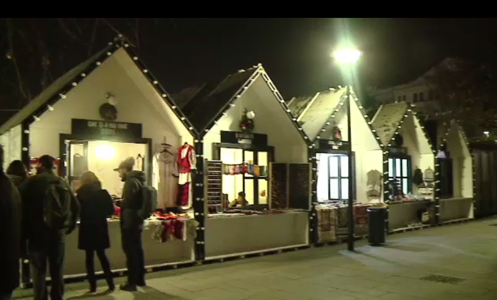 Târgul de Crăciun de la Cluj Napoca a fost inaugurat. Ce au pregătit comercianții