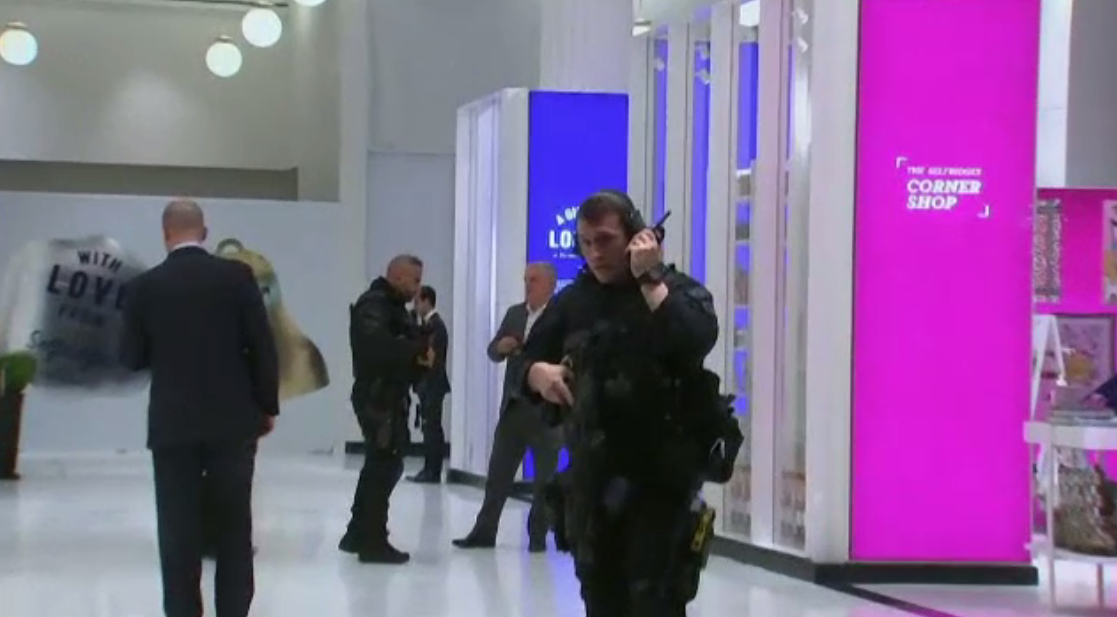 Panică de teama unui atentat la Londra. Doi bărbați s-au predat poliției după incidentul de vineri