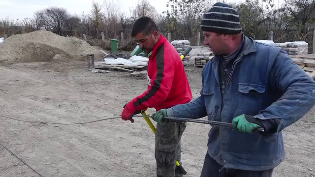 Costel şi Vasile primeau de la stat 600 de lei/lunar. Ce au făcut când au aflat că pierd banii dacă nu muncesc