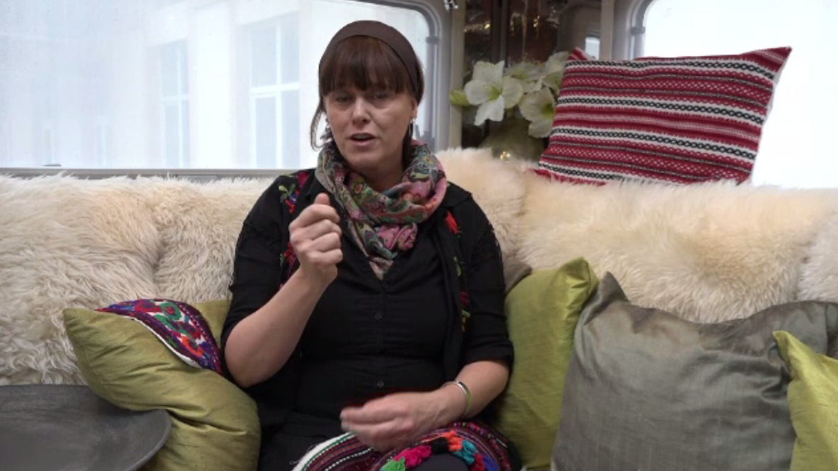 O scriitoare din Suedia își dorește să promoveze tradițiile și muzica autentică din România