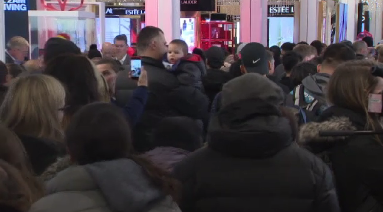 Magazinele din SUA, luate cu asalt de Black Friday: 115 milioane de americani au profitat de oferte