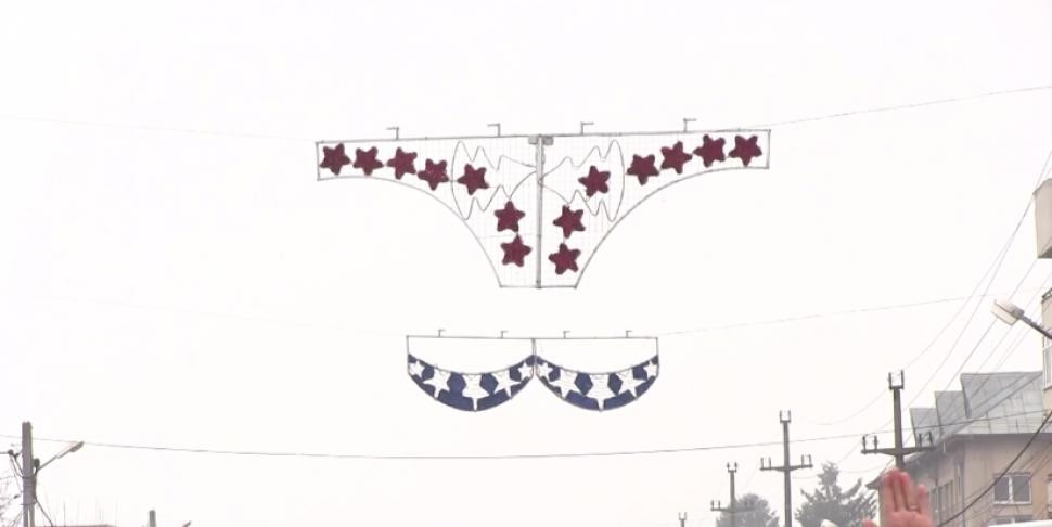 Decorațiunile în formă de chiloți din Filiași au fost rearanjate. Formele în care au fost puse acum