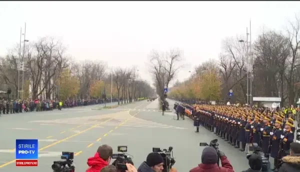 Repetiție pentru parada de 1 decembrie. Mii de militari au defilat pe sub Arcul de Triumf