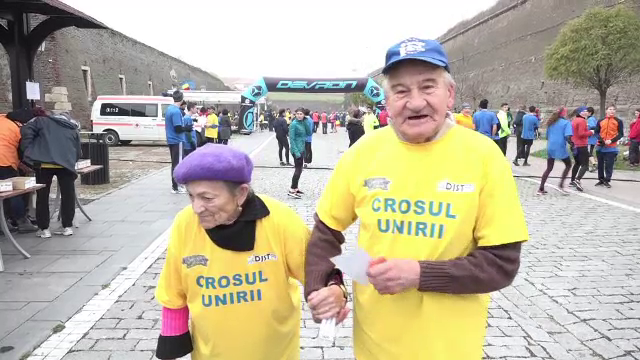Lecția dată de bătrânii care au participat la Crosul Unirii în Alba Iulia. Un cuplu a alergat ţinându-se de mână
