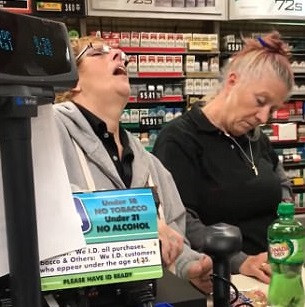 Două casiere, surprinse dormind la locul de muncă, în timp ce clienții așteaptă la coadă