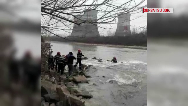 Operațiunea de salvare a unui pescar căzut în apa rece a râului Jiu