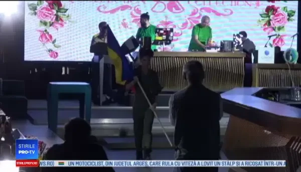 Ce se poartă la anul. Ţinute îndrăzneţe și coafuri ieşite din comun