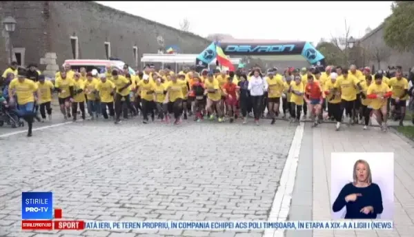 Lecția dată de bătrânii care au participat la Crosul Unirii în Alba Iulia. Un cuplu a alergat ţinându-se de mână