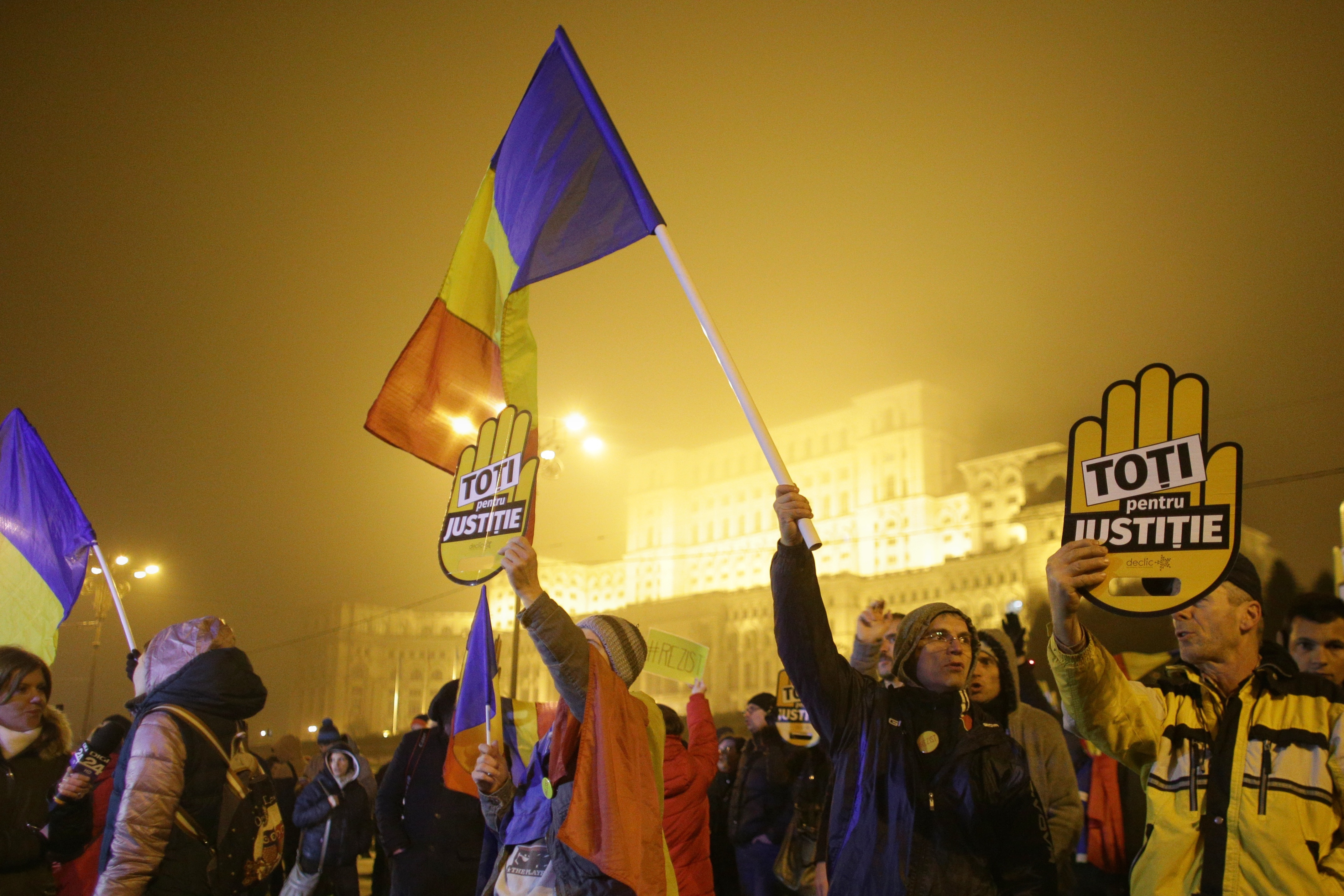 Peste 1.000 de oameni, la protestul „România moare” din Capitală
