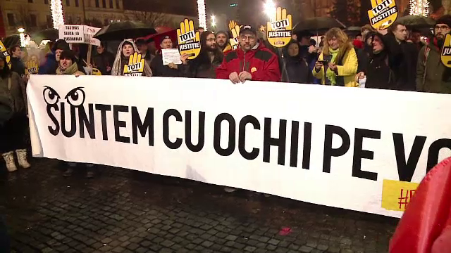 Mii de oameni au protestat în marile orașe. "Hoții la răcoare, nu la guvernare!"