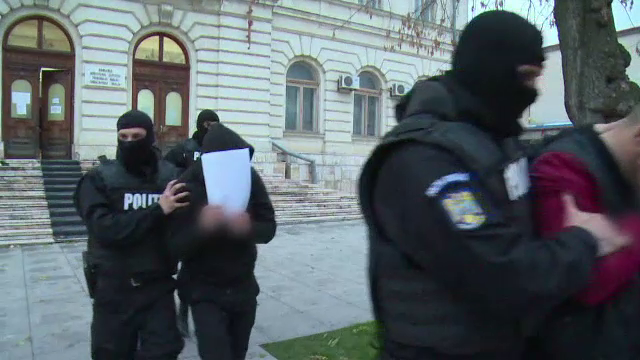 Paznic atacat cu coada de mătură în Vulcan. Tâlharii l-au lăsat apoi lat cu un televizor în cap