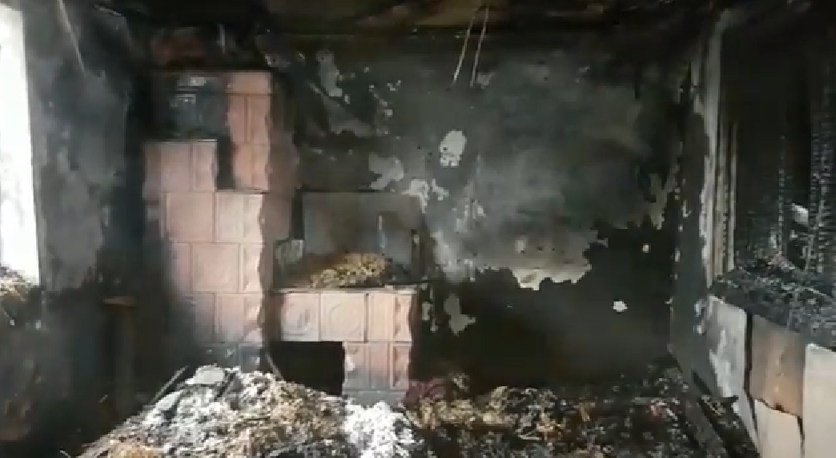 Copil de trei ani din Galați, în stare gravă la spital. S-a intoxicat cu fum în urma unui incendiu