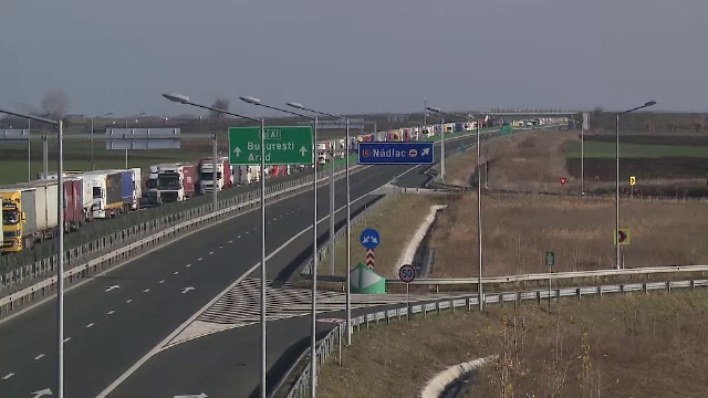 Cozi uriașe la vama Nădlac. Șoferii au așteptat și 10 ore pentru a trece frontiera