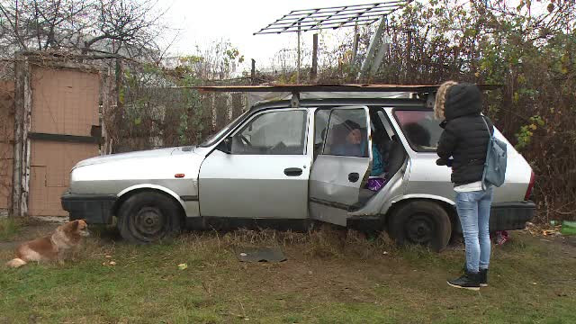 Trăiește într-o mașină abandonată, împreună cu fiul ei bolnav psihic. ”Tremură carnea pe mine”