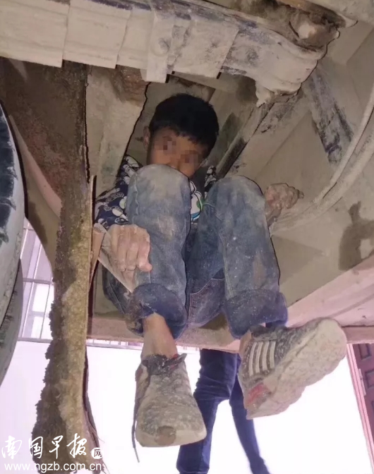 Doi copii chinezi au călătorit 80 de kilometri sub un autobuz, în căutarea părinților