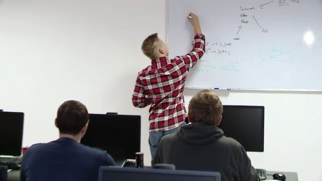 Cât durează și cât costă un curs de IT, pentru cei care vor să-și schimbe cariera