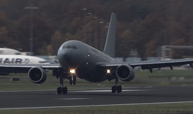 Aeronavă militară, probleme la aterizare din cauza vântului puternic. VIDEO