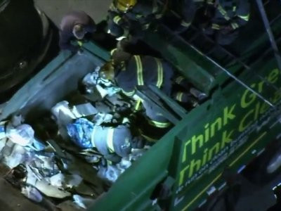 Un american, captiv în mașina de gunoi, a fost salvat de pomperi. VIDEO