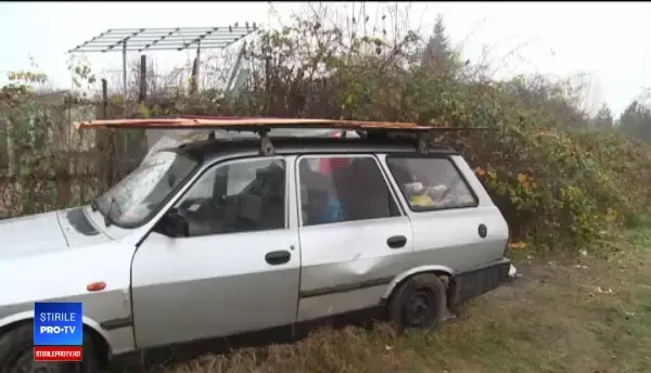 Trăieșe într-o mașină abandonată, împreună cu fiul ei bolnav psihic. Tremură carnea pe mine