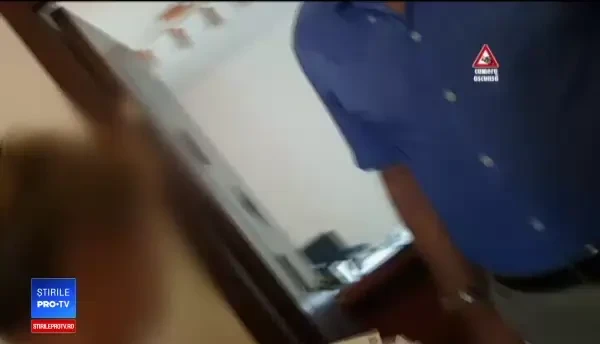 Angajat al unei firme de racordare la gaze, filmat în timp ce ia șpagă. Reacția companiei când a văzut imaginile cu bărbatul