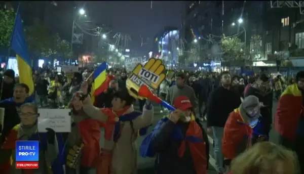 Filmul protestelor din București. Cai stăpâniți cu greu de jandarmi și posibil atac țintit pe Facebook