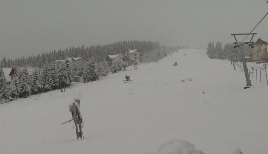 Turiştii blocaţi la o cabană din Vâlcea au putut pleca după ce drumul a fost deszăpezit