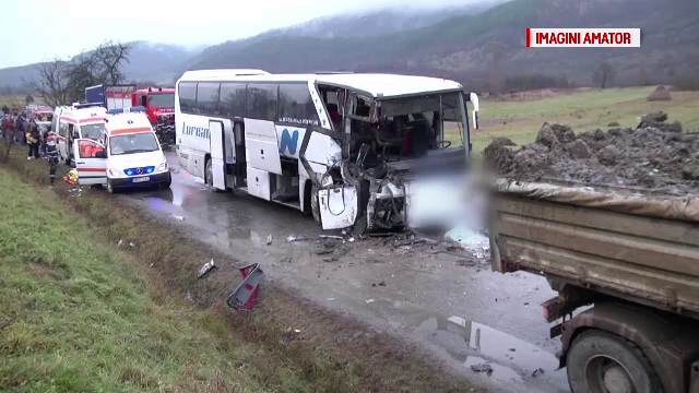 Accident cu 17 răniți în Maramureș. O tânără a sărit din autocar ca să își salveze viața