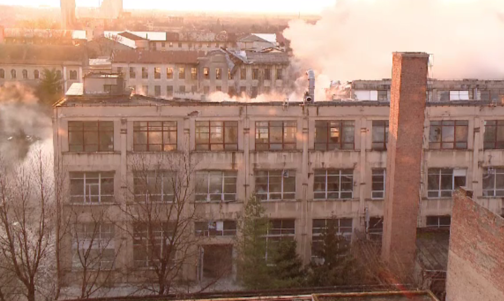 Demolare spectaculoasă la Timişoara. Trei clădiri, puse la pământ cu zeci de tone de explozibil