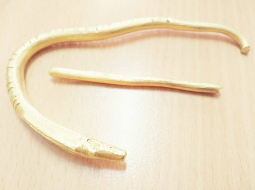 Brăţară din aur ce ar putea data din perioada dacică, descoperită la un bărbat din Olt