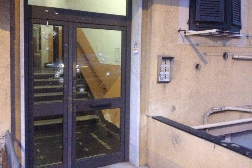 Zece români, dintre care patru copii, ținta unui atac armat în Genova