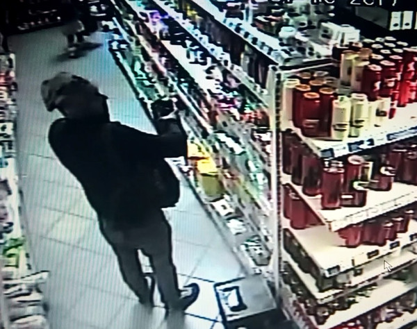 Hoţ specializat în furturi de ciocolată cu ghimbir, în Vaslui. "Îi străluceau ochii ca la husky"