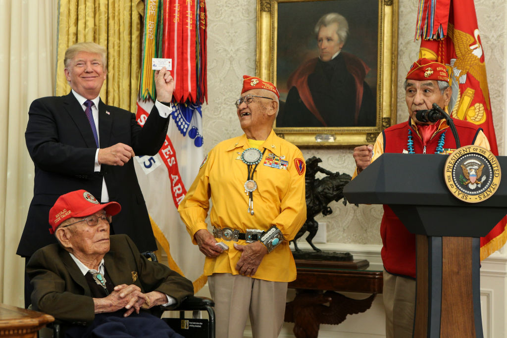 Momente stânjenitoare la Casa Albă. Trump, glume rasiste de față cu amerindienii