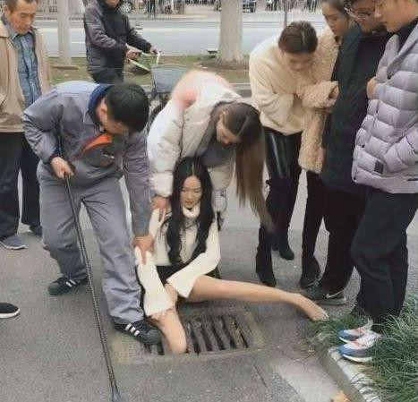 O tânără a rămas cu piciorul blocat în gratiile unui canal, din cauza neatenției. FOTO