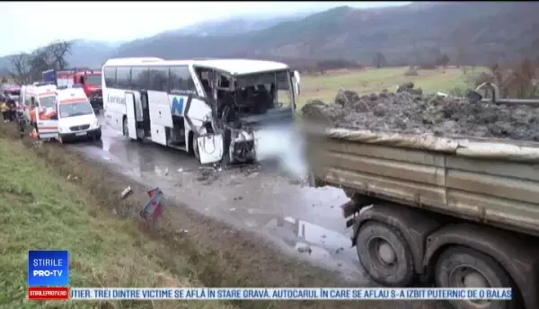 Accident cu 17 răniți în Maramureș. O tânără a sărit din autocar ca să își salveze viața