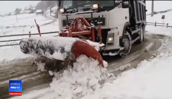 În centrul țării a nins mai bine de 24 de ore. Copaci căzuți peste mașini și decorațiuni distruse