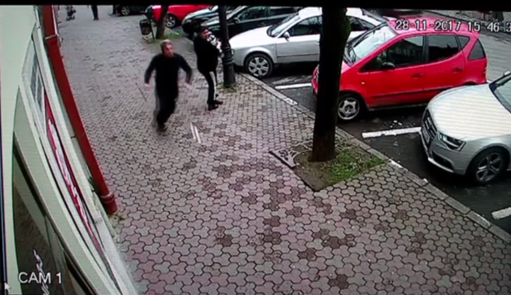 Bătaie din cauza unei parcări greșite, în Bistrița. Polițiștii au întocmit dosar penal