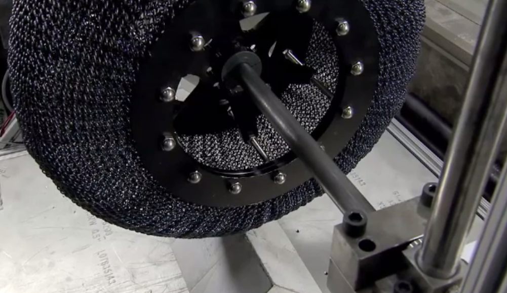 NASA a reinventat roata. Anvelopa care trece peste obiecte ascuțite și revine la forma inițială