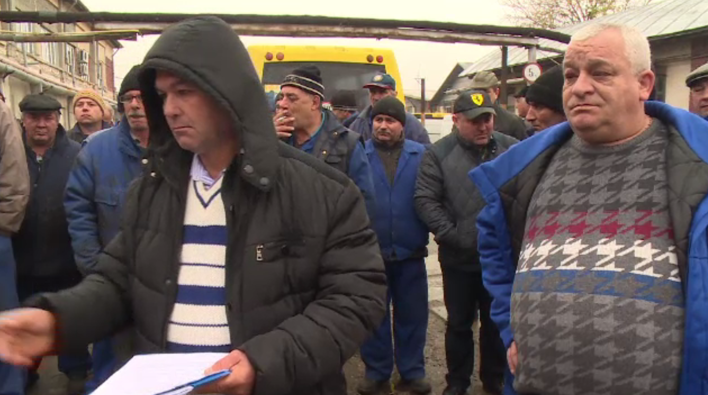 Societatea de transport public din Pitești, în grevă. Angajații protestează în curtea unității