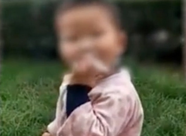 Băiețel filmat de membrii familiei în timp ce fumează ca un adevărat adult