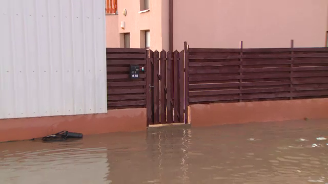 Zone rezidențiale cu drumuri ca la țară. ”Ne-au luat banii și atât”