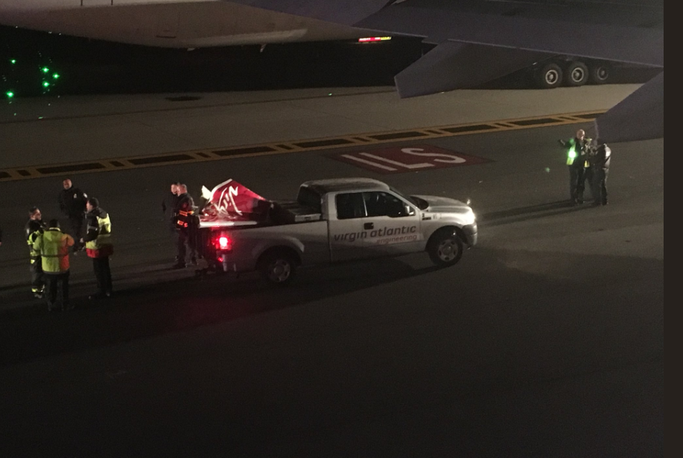 O aeronavă care se pregătea de decolare, acroșată de un alt avion, în New York