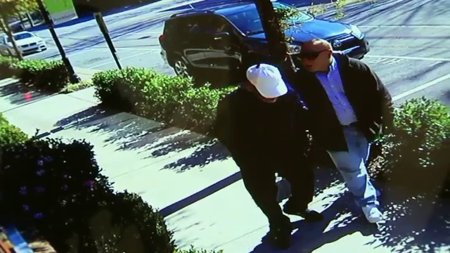 Vânzătoare jefuită, după ce doi hoți s-au dat drept bătrâni