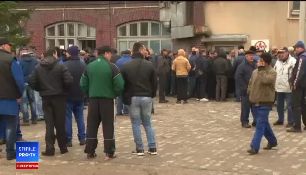 Societatea de transport public din Pitești, în grevă. Angajații protestează în curtea unității