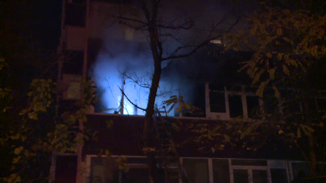 Incendiu într-un bloc din Capitală. 50 de locatari, evacuați, trei persoane duse la spital