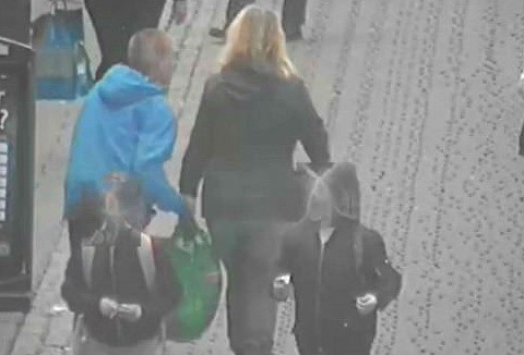 Jaf filmat pe stradă. O femeie a rămas fără poșetă fără să-și dea seama. VIDEO